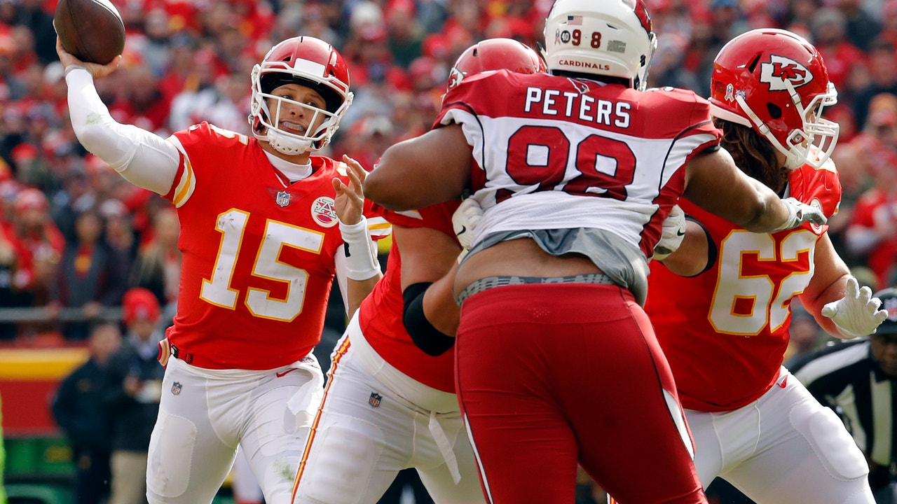 Mahomes throws 2 TD passes as Chiefs beat Cardinals 26-14